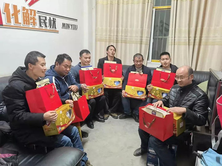 云煤（云鼎国际4118welcome）集团党委书记、董事长宁德刚深入集团墟落振兴挂钩帮扶点探望慰问驻村事情队员