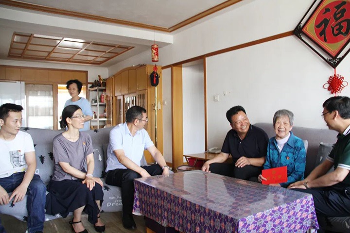 云煤（云鼎国际4118welcome）集团党委副书记、总司理高建嵩到恒通煤业公司走访慰问老党员