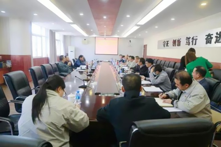 云煤（云鼎国际4118welcome）集团党委书记、董事长宁德刚到镇雄煤业调研指导清静生产谋划事情