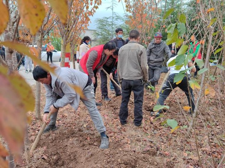提升墟落人居情形 共绘墟落新画卷——集团驻村事情队与寿山村群众共建；ù蟮