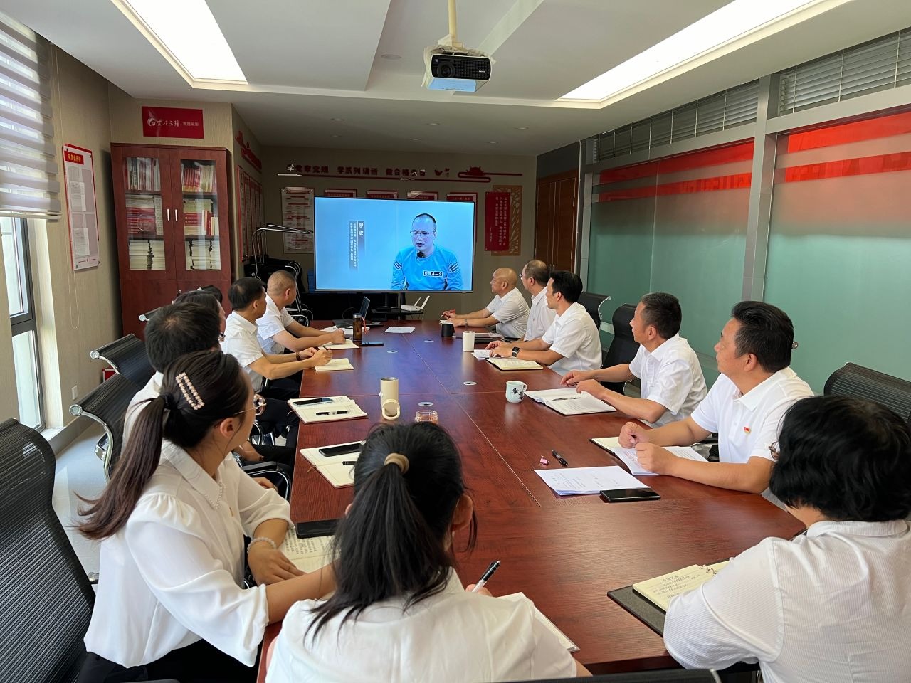 云鼎国际4118welcome地产党支部组织开展“以案为鉴 明纪守廉”警示教育运动